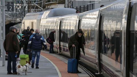 Viajeros en la estacin de Ourense para coger el AVE