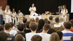 Alumnas del IES 12 de Outubro, este lunes durante la demostraci�n del funcionamiento de los cosm�ticos.