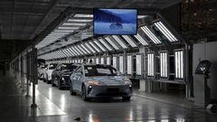 Veh�culos el�ctricos chinos en una base de Per�, listos para distribuirlos por el mercado suramericano, donde los asi�ticos est�n ganando terreno a los coches europeos y estadounidenses.