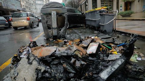 Contendor quemado en la calle Fernando Macías de A Coruña.
