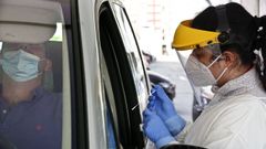 Imagen de archivo de una profesional sanitaria realizando una prueba diagn�stica.