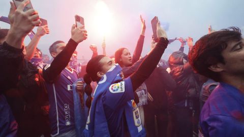 Recibimiento al Real Oviedo antes del partido de playoff contra el Eibar