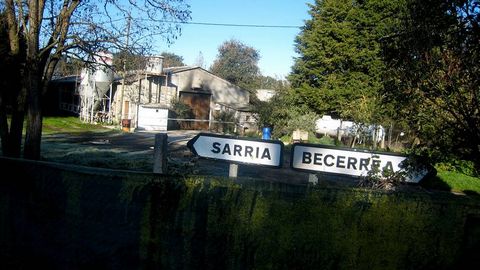 El interior de la granja de Sarria qued� completamente calcinado en el incendio