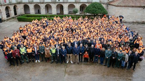 Foto de familia de los voluntarios  junto a representantes institucionales y de los cuerpos de seguridad y servicios de emergencias invitados a la cita 