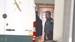 Uno de los catorce detenidos, �ngel de Cabo, entrando en los juzgados de Santiago por su presunta implicaci�n en la operaci�n Caballo de Troya