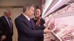 El presidente del PP, Alberto N��ez Feijoo, durante su visita a la empresa c�rnica Fribin, en Bin�far (Huesca).