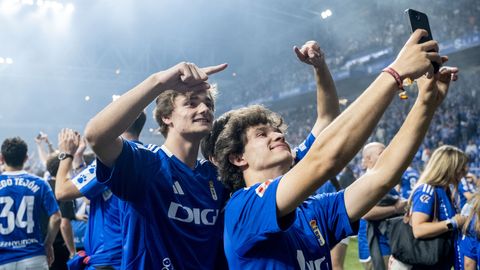 La afición del Real Oviedo celebra el ascenso a Primera División
