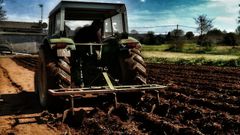 Jose hara estos d�as la tierra para plantar una de las cosechas previstas para el verano