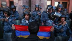 Un manifestante se dirige a agentes en una manifestaci�n para apoyar a los armenios �tnicos en Nagorno-Karabaj