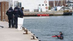 Los buzos de los Mossos d'Esquadra durante el rescate