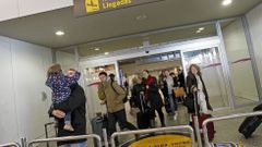 Parte del pasaje procedente de Barcelona lleg� ayer a las 14.30 horas a Santiago.