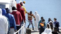 Varios inmigrantes desembarcando en Palermo ayer. 