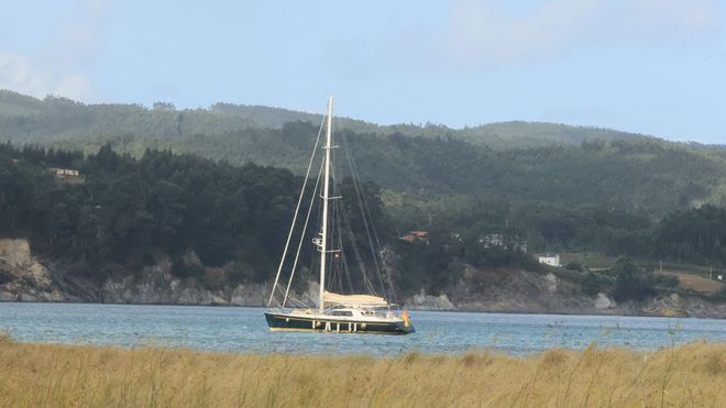 El velero donde se produjo el accidente, fondeado frente a Covas, en Viveiro