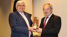 El alcalde Wenceslao L�pez recibe la Escoba de Platino
