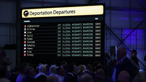 Pantalla que muestra las  salidas de deportaciones  antes del comienzo de la presentacin del partido UK Reform de sus planes para frenar el auge de la inmigracin. 