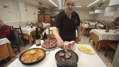 Jos Luis Gonzlez, preparando la carne en la piedra y junto a los arroces