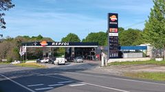 Coches repostando el lunes por la tarde en la gasolinera de A Barrela, que siguió funcionando después de el suministro eléctrico se restableciese en la localidad