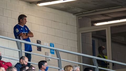 Arturo Elas, atento al partido desde su palco en el Carlos Tartiere