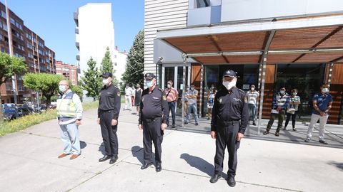 Concentraci�n y minuto de silencio en recuerdo de las v�ctimas del coronavirus en la sede de la Polic�a Nacional en Vigo