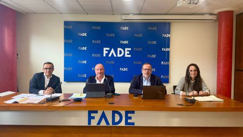 Fernando Corral, vicepresidente ejecutivo de OTEA; Javier Mart�nez Fern�ndez, presidente de OTEA; Julio Bobes, coordinador de la Mesa de Turismo de FADE; y Yolanda Alz�, de la Asociaci�n de Campings de Asturias.