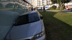 Colisi�n de un veh�culo contra el lateral de la piscina municipal de Boiro.