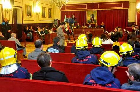 Unos 30 bomberos siguieron ayer el debate de la moci�n del BNG en el pleno de Ferrol.