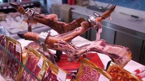 Jamones y otros embutidos de cerdo en un supermecado madrileo. Ninguno de estos productos se podr llevar a Chile