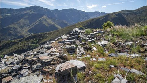 Otro aspecto del recinto del castro, con vestigios de edificaciones