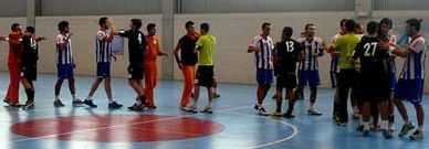 Los jugadores del Balonmano �rtabro Novo Mesoiro se saludan despu�s de un partido de la pasada temporada.