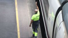 Trabajador de Renfe, en una imagen de archivo.