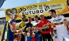 �scar Gonz�lez, del Froiz, en el podio de la Volta do Futuro de Portugal este domingo. 