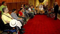 Asociaciones de lesionados medulares del sur de Galicia acudieron al debate parlamentario en la C�mara de O H�rreo. 
