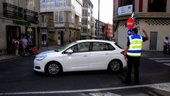 Un polic�a local carball�s, ayer en Cami�o Novo