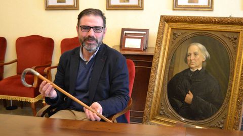 ngel Mato, con el bastn de Carballo Calero y un retrato de Concepcin Arenal, en la presentacin de los actos de homenaje que rendir el Concello a los dos intelectuales
