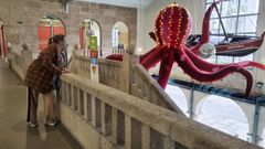La concejala Yoya Blanco, con el pulpo gigante que preside la decoraci�n navide�a del Mercado de Pontevedra