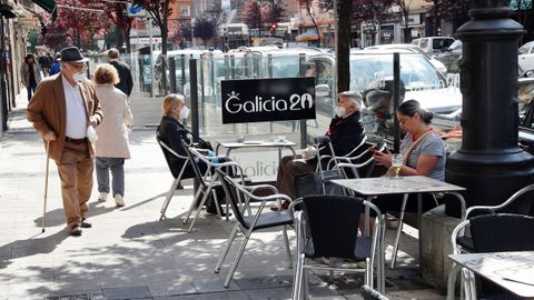 Aspecto que presenta este lunes una de las terrazas de la Avenida de Galicia de Oviedo.