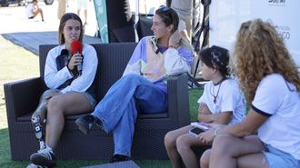 Mar�a Mart�n-Granizo, con el micr�fono, y Melania Su�rez, a su derecha, compartieron sus experiencias este s�bado en A Marosa.