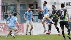 El celeste Manu Mart�n, autor del tanto en As Somozas, despeja un bal�n en el duelo ante el Somozas