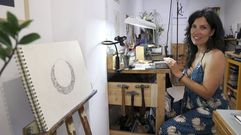 Kinga Haudek es una orfebre y dise�adora de joyas de origen h�ngaro que estableci� su taller en el barrio compostelano de San Pedro. All� elabora piezas art�sticas �nicas de forma artesanal, utilizando t�cnicas tradicionales de orfebrer�a para trabajar la plata y el oro, adem�s de �un enfoque profundamente personal�, destaca una mujer que valora el v�nculo entre el objeto y su due�o.