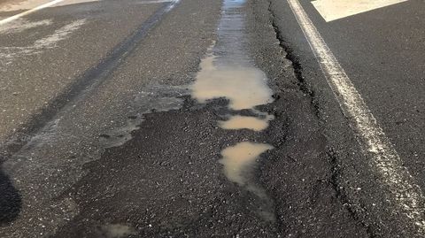 Imagen de archivo de una carretera en mal estado