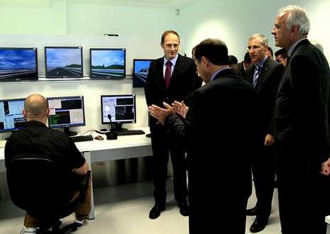 Directivos de PSA supervisaron ayer la evoluci�n de las investigaciones encargadas al CTAG. 