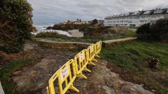 Edificio de viviendas al lado del acantilado que se derrumba en San Bartolo, Barreiros