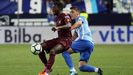 Dembl y Ricca pugnan por un baln en un Mlaga-Barcelona