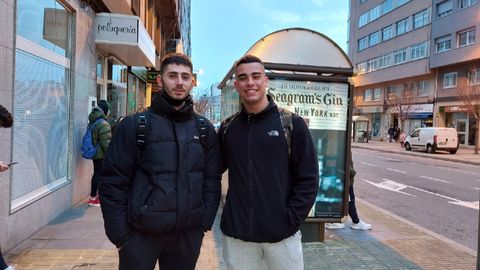 Dos jvenes universitarios sin usar la mascarilla en el exterior