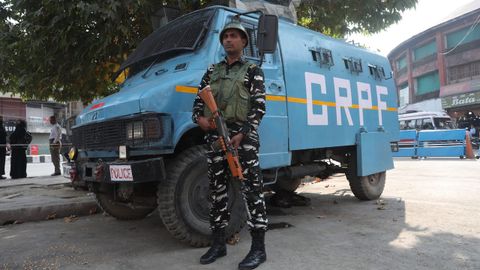 Un soldado de guardia en la Cachemira india.