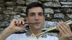 Lu�s do R�o muestra c�mo suenan algunos de los instrumentos�que construye�con plantas