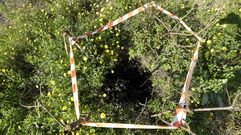 El pozo que est� abierto en medio de una finca cercana a una pista en Caldas.