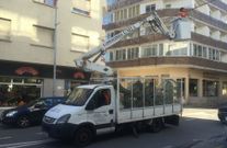 Instalaci�n de alumbrado navide�o en la calle Progreso. 