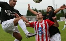 El delantero cercedense Quintela presionado por los jugadores Adil y Jorge de Dios. 