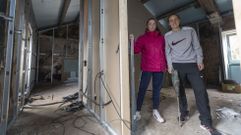Ariadna S�nchez y Mar�a Corrochano en el interior de la vivienda, donde se acometen trabajos de fontaner�a y tabiquer�a